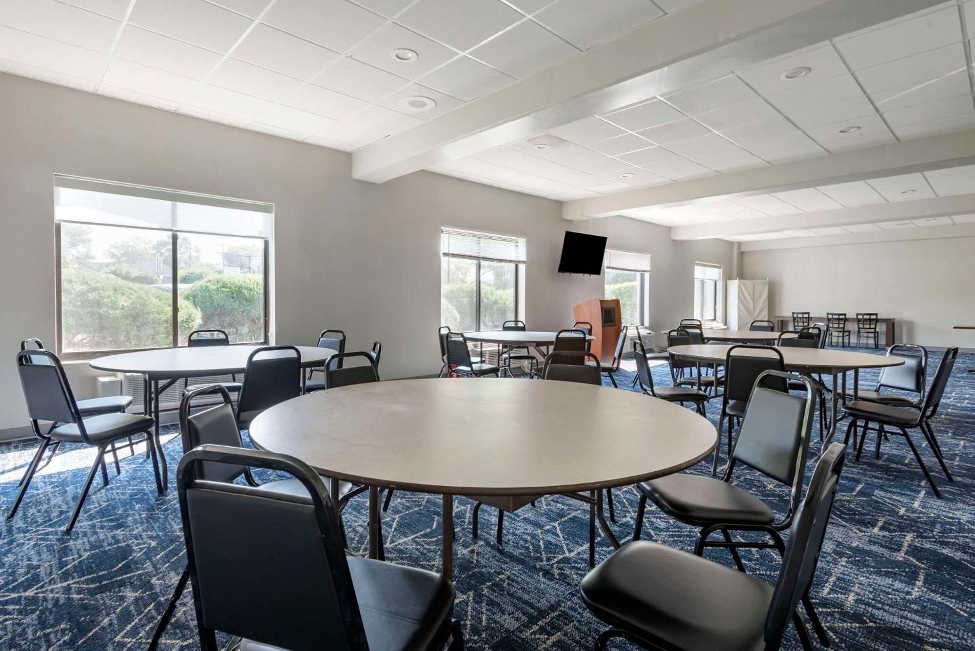 Comfort Inn Philadelphia International Airport West Chester Exterior photo